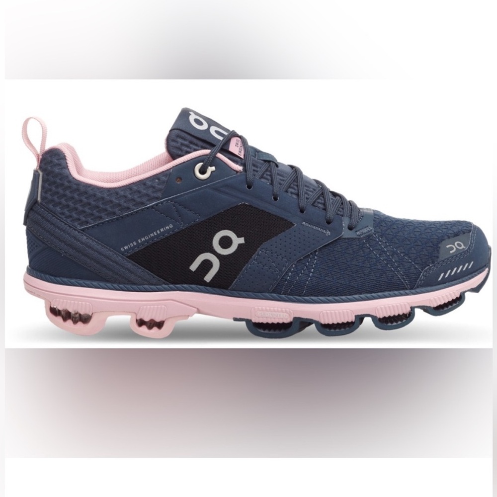 On Running Women's Cloud cruiser 7.5 in Navy and Pink